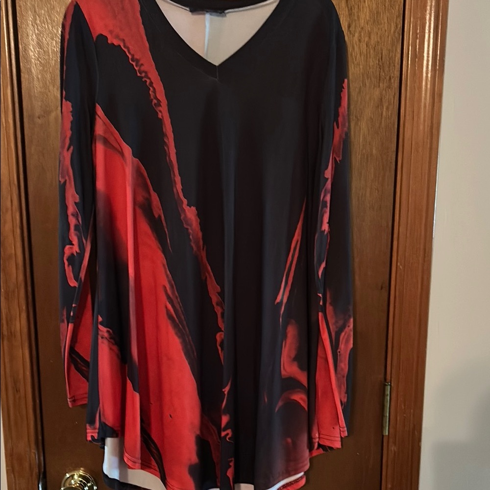 Black and Red Graphic 3/4 Sleeve Tunic
